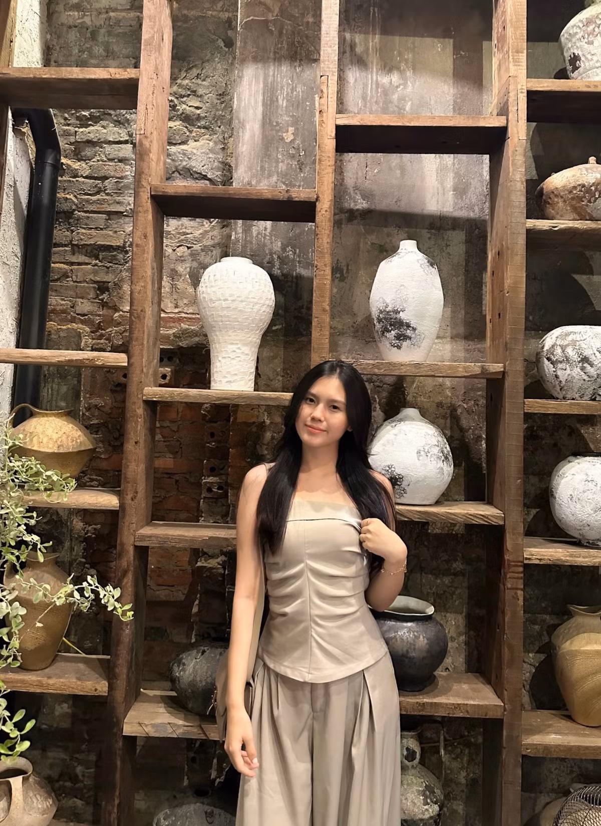 Dù là mẹ một con, vẻ ngoài của Uyên Kem không có nhiều thay đổi so với thời còn độc thân. Thậm chí, người đẹp sinh năm 2000 biết lựa chọn phong cách thời trang phù hợp và trở nên thu hút hơn trước.