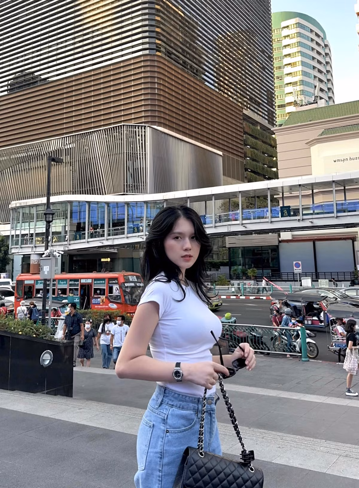 Khi diện mẫu áo dáng ngắn kết hợp cùng chân váy tennis, Uyên Kem trở nên trẻ trung, năng động đúng với lứa tuổi 23 của mình.