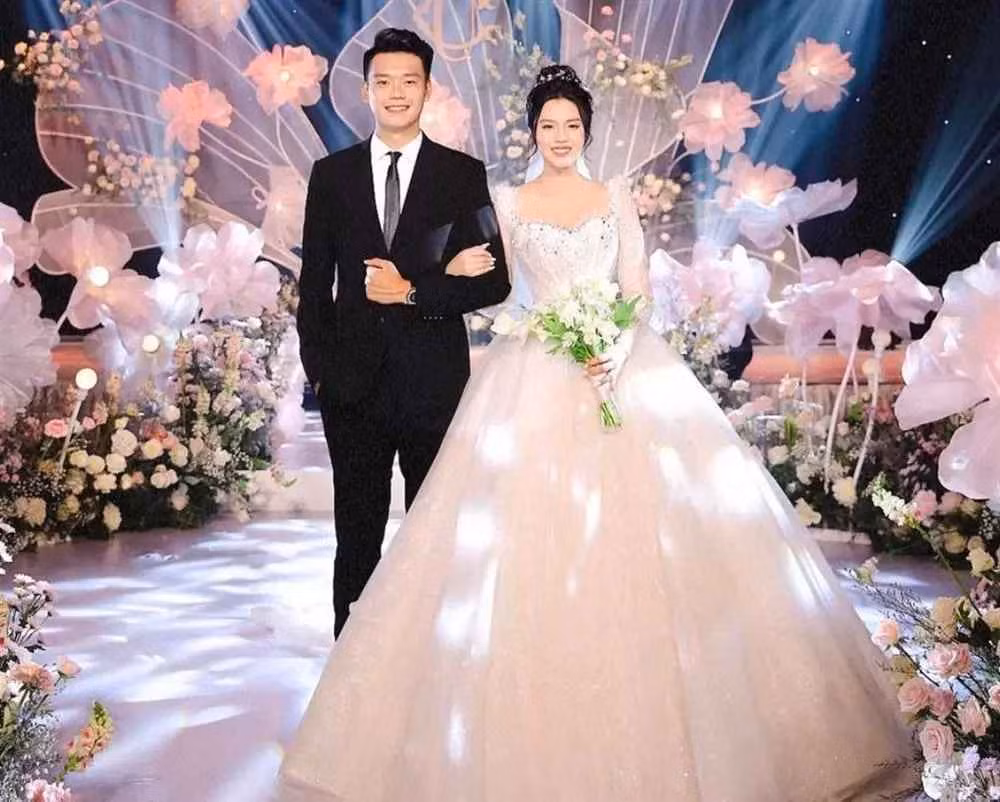 Uyên Kem (tên thật Ngô Tố Uyên, SN 2000, Tuyên Quang) là người mẫu ảnh, quảng cáo cho nhiều thương hiệu thời trang tại Hà Nội.