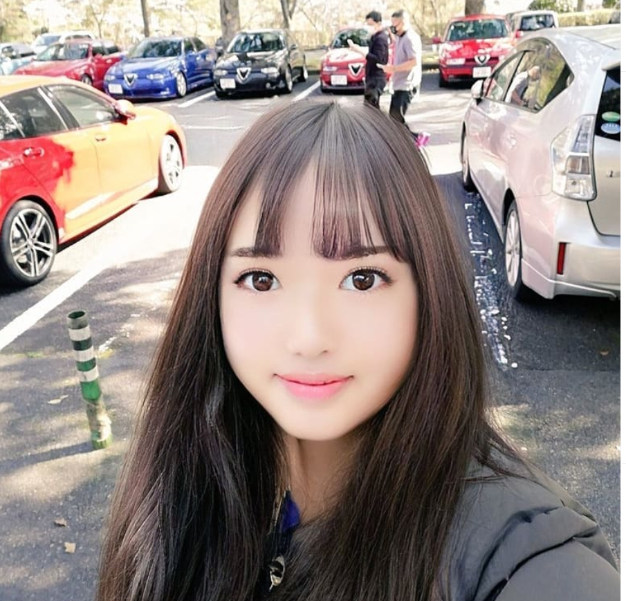 Cụ thể, ông chú đã ghi chú đàng hoàng ở profile rằng: "Tôi là một ông già ngoài 50 thường làm việc tại nhà. Tôi nghiện dùng FaceApp, và thường đăng những tấm ảnh selfie với phong cách dễ thương".