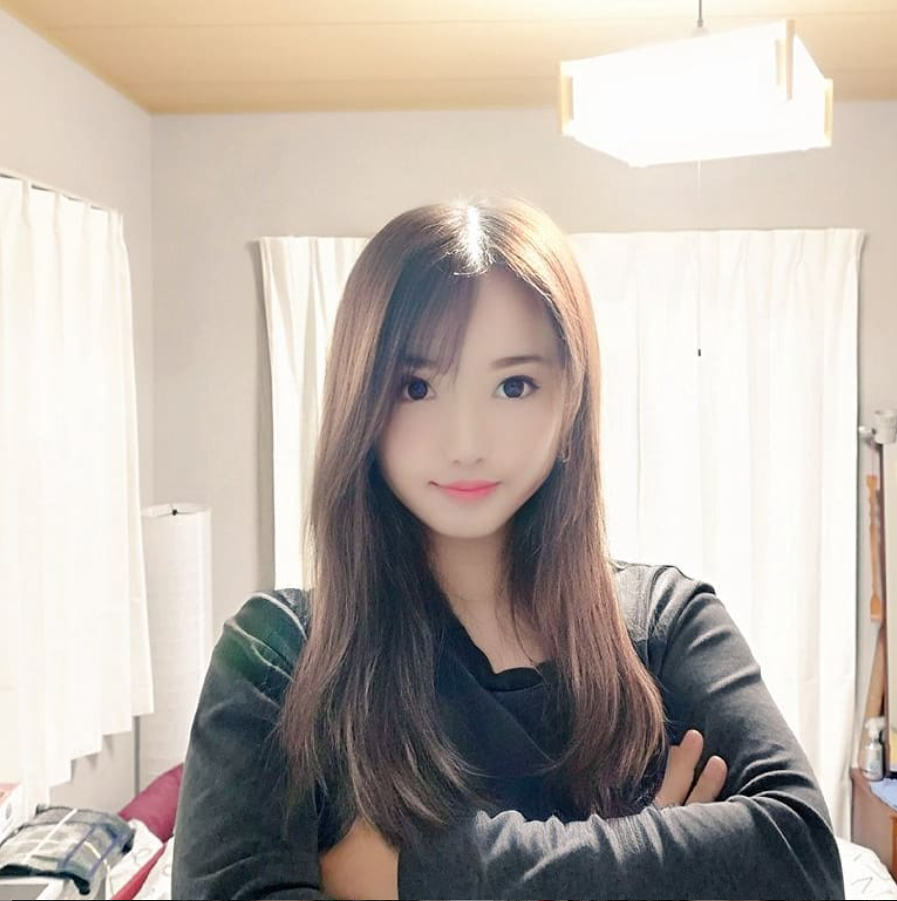 Ai ngờ chỉnh xong thấy bản thân xinh quá, nên ông quyết định lập tài khoản Twitter và quảng bá hình ảnh "giả trân" của mình.