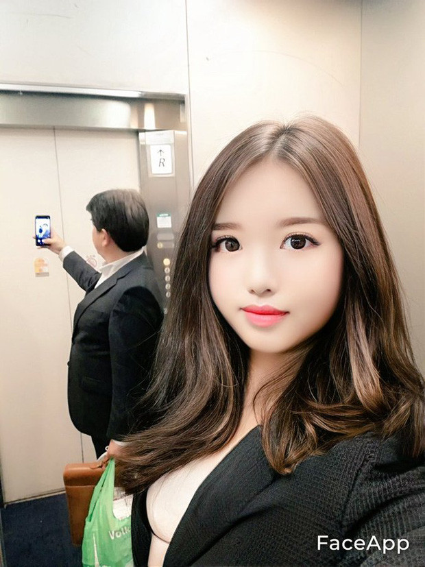 Thế nên, vào những lúc rảnh rỗi, ông thường selfie rồi dùng ứng dụng chuyển đổi ảnh chụp của mình sang giới tính nữ cho vui.