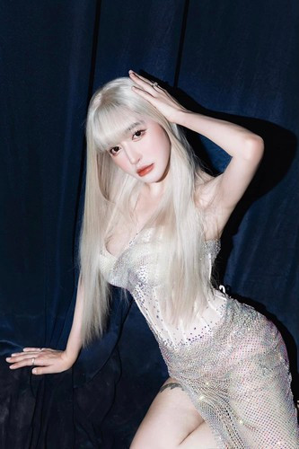 Dù là hot mom với 2 lần sinh nở nhưng Elly Trần vẫn theo đuổi phong cách quyến rũ, thường xuyên đăng tải những bức ảnh nóng bỏng hết nấc khiến nhiều người “mắt chữ A”.