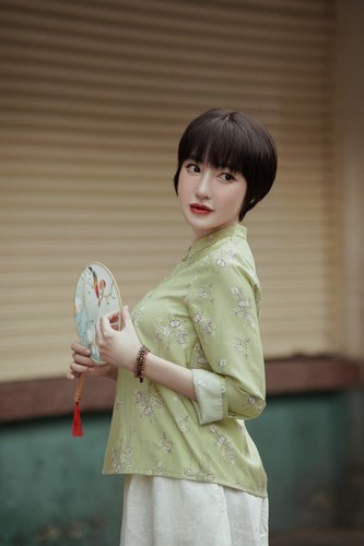 Đỉnh điểm, hot girl ngực khủng Elly Trần từng không ngại khoe ảnh khỏa thân táo bạo.