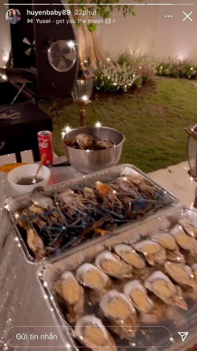 Trong bữa tiệc của Huyền Baby, những khay đồ ăn đầy ắp nào thịt bò, hàu, rau củ, tôm càng xanh,... được xếp gọn gàng chuẩn cơm nhà giàu.