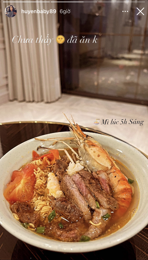 Mới đây cựu hot girl Hà thành là Huyền Baby đã đăng ảnh bát mì đầy ú ụ gồm tôm hùm, thịt bò và trứng. Mà cũng vì nhiều topping quá, netizen phải nhìn mãi mới thấy mấy sợi mì lấp ló.