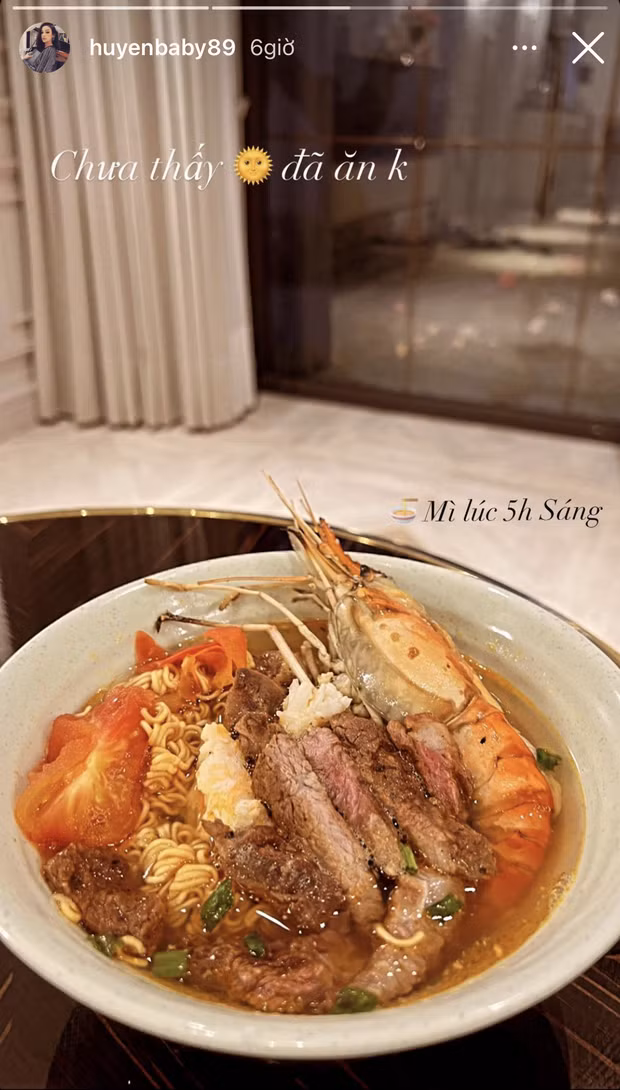 Mới đây cựu hot girl Hà thành là Huyền Baby đã đăng ảnh bát mì đầy ú ụ gồm tôm hùm, thịt bò và trứng. Mà cũng vì nhiều topping quá, netizen phải nhìn mãi mới thấy mấy sợi mì lấp ló.