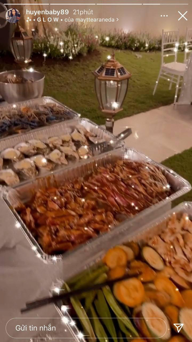Trước đó, cựu hot girl Huyền Baby cũng tiết lộ hình ảnh chuẩn bị cho tiệc BBQ tụ tập bạn bè tại khuôn viên biệt thự 3,5 triệu đô ở Quận 7.