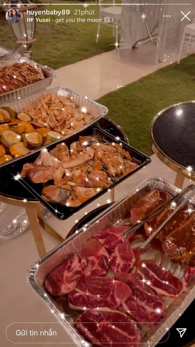 Kèm theo ảnh, Huyền Baby cho biết: "Mì lúc 5h sáng. Chưa thấy mặt trời đã ăn".