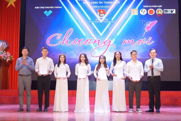 Cau chuyen am nhac day sac mau chao tan sinh vien truong Doan-Hinh-4