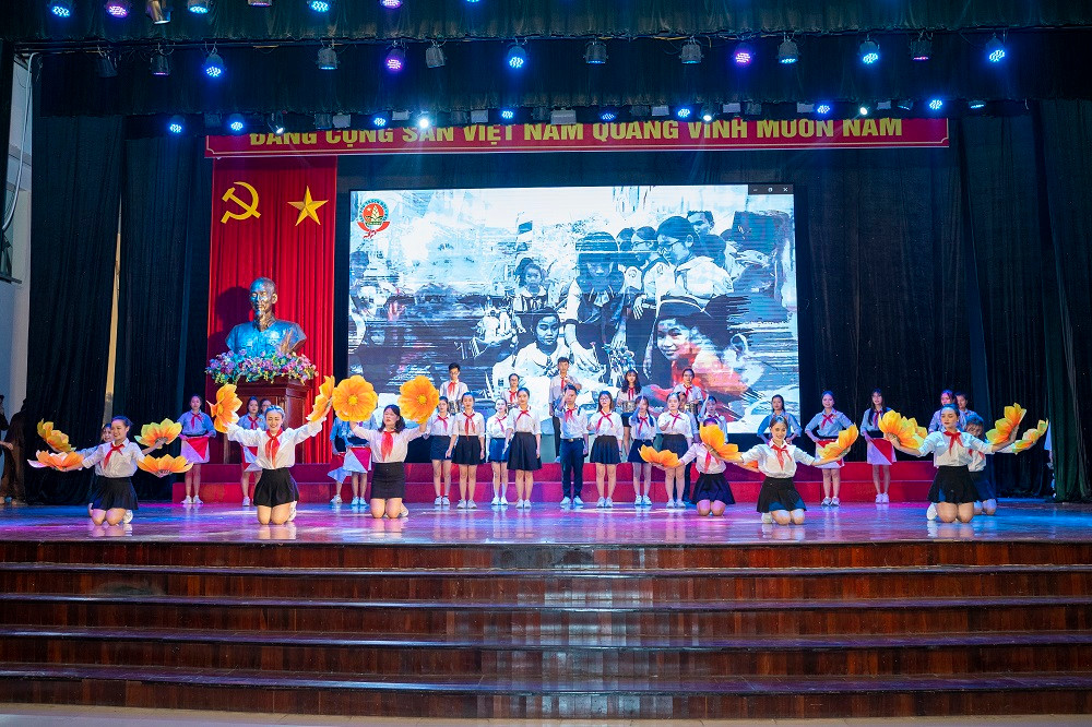 Cau chuyen am nhac day sac mau chao tan sinh vien truong Doan