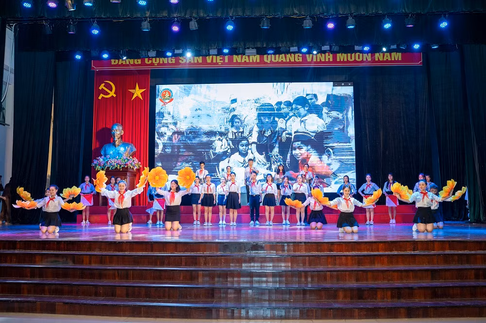 Cau chuyen am nhac day sac mau chao tan sinh vien truong Doan