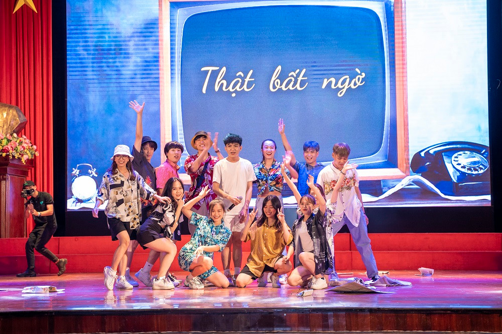 Cau chuyen am nhac day sac mau chao tan sinh vien truong Doan-Hinh-3