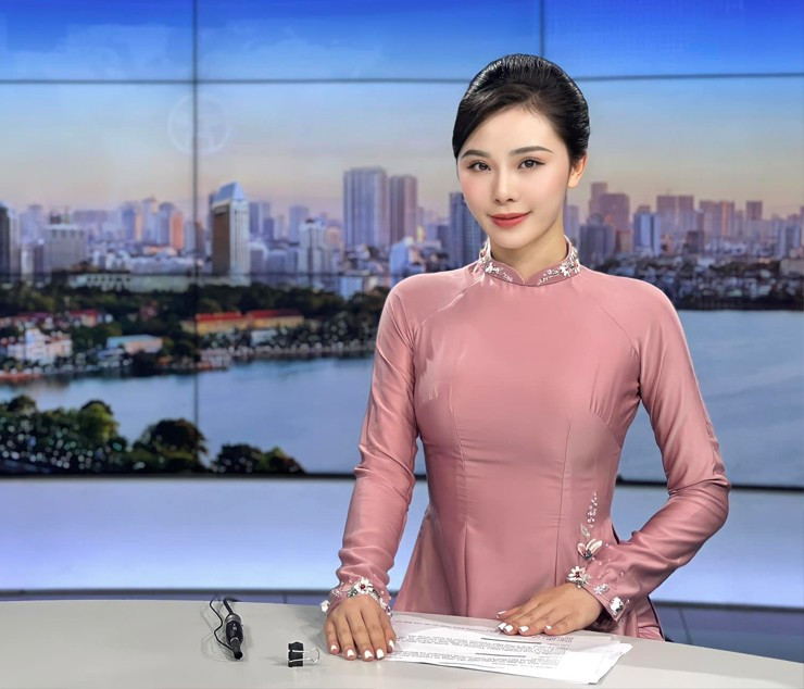 MC Minh Anh cho hay, cô đã thành công vượt qua 2 vòng tuyển chọn đầy căng thẳng và vỡ òa khi nhận được thông báo trúng tuyển vào Đài Hà Nội. Cô tiết lộ, làm báo hình là mong muốn từ lâu của mình.