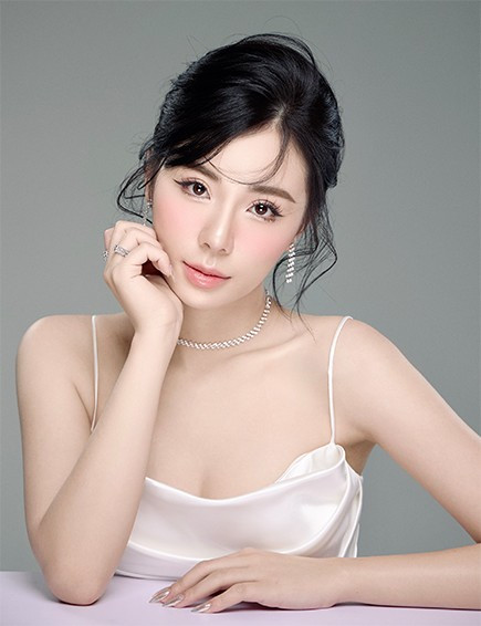 Khác với lối ăn mặc đời thường, khi lên sóng truyền hình, Minh Anh diện đồ kín đáo nhưng không kém phần quyến rũ.