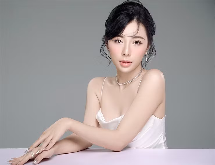 Sở hữu chất giọng khỏe, lối dẫn dắt tự nhiên, cùng nhan sắc xinh đẹp, Minh Anh để lại nhiều ấn tượng với cộng đồng game Liên Quân Mobile, Free Fire. Nhiều fan nam còn ví nữ MC là “Nữ thần Free Fire”.