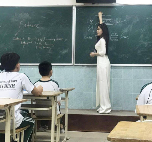 Đầu năm 2018, cô giáo Thanh Nhàn nổi lên bất ngờ như một hiện tượng mạng, các bức hình trên bục giảng của cô nàng liên tục được chia sẻ rầm rộ. Ngay lập tức, danh tính của cô nàng đã được dân mạng "truy vết".