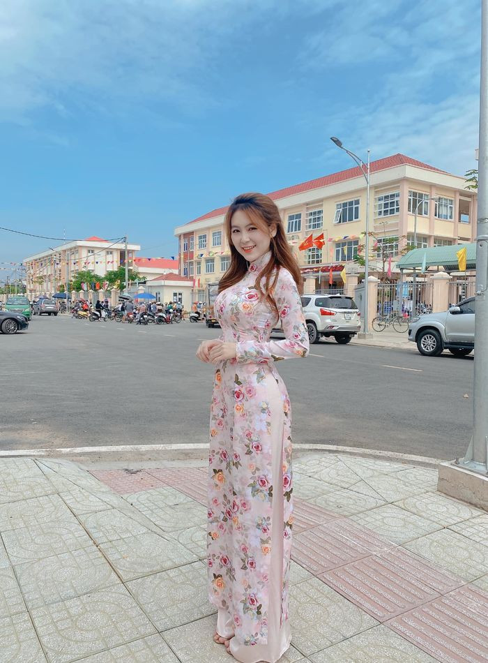 Sở hữu vẻ đẹp quyến rũ với nhan sắc không tì vết, Nam Trân đã không còn là cái tên xa lạ với giới trẻ. Cô nàng sinh năm 1996 nổi tiếng một cách bất ngờ với danh xưng "cô giáo nóng bóng nhất Việt Nam" vào năm 2018, cùng loạt ảnh đang là thực tập viên tại một trường tiểu học.