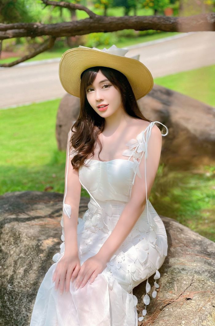 Thời điểm hiện tại sau gần 3 năm ly hôn, Âu Hà My vẫn đang tiếp tục theo đuổi con đường giảng dạy và tận hưởng cuộc sống độc thân đầy sang chảnh.