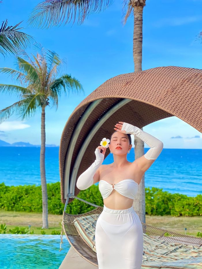 Thanh Nhàn từng là thành viên của một nhóm nhạc có thể đảm nhận nhiều vai trò như ca hát, guitar, organ, ukulele,...