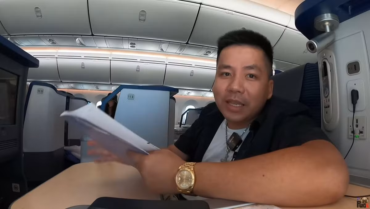 Ngày 25/8, Khoa Pug thông báo bay về Việt Nam sau gần 3 năm du học ở Mỹ. Thông tin trên nhanh chóng thu hút sự chú ý của netizen.