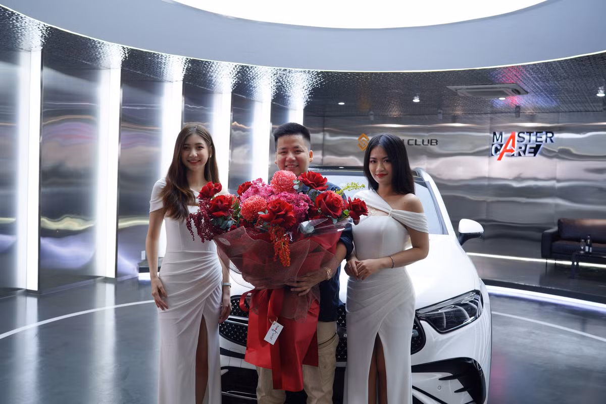 Bên cạnh những bình luận chúc mừng, nhiều người nhận ra sự khác biệt của Khoa Pug khi đứng cạnh 2 người đẹp.