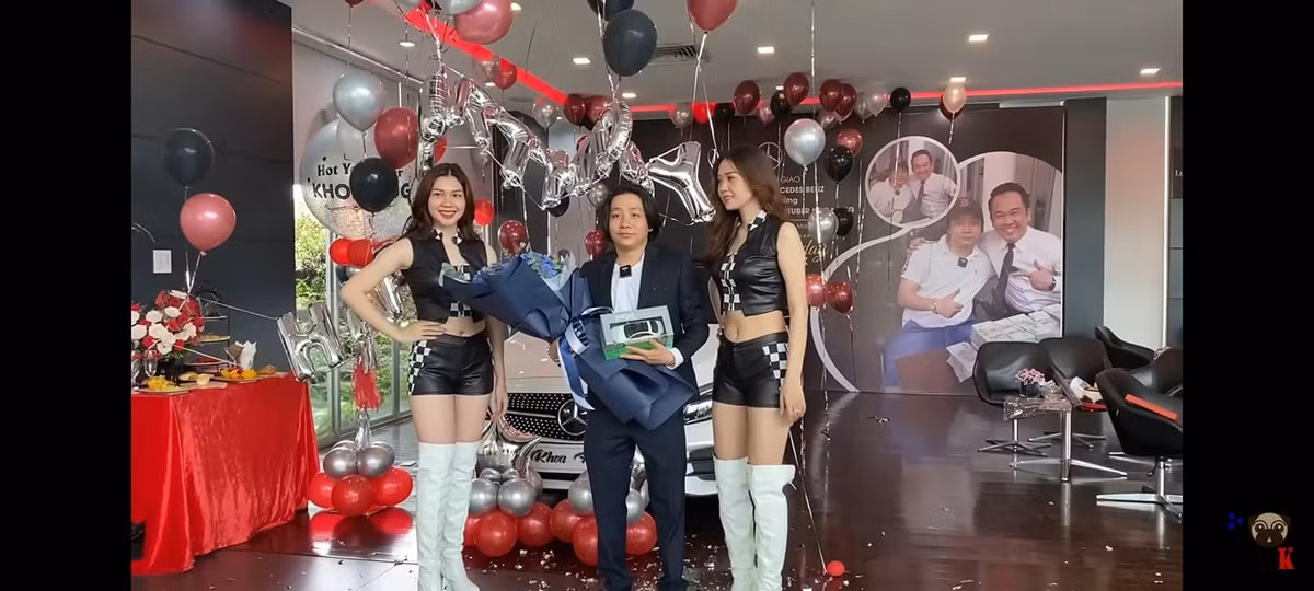 Khoa Pug không còn "lọt thỏm" khi đứng cạnh "chân dài" như lần nhận xe cách đây 2 năm.