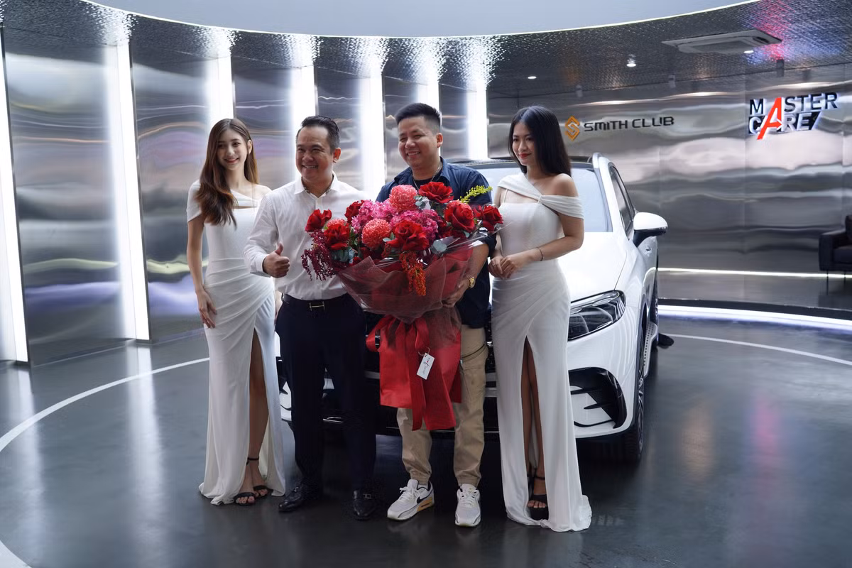 Có thể thấy, sau khi thực hiện phẫu thuật kéo chân tại Mỹ, Khoa Pug của hiện tại đã cao hơn rất nhiều.