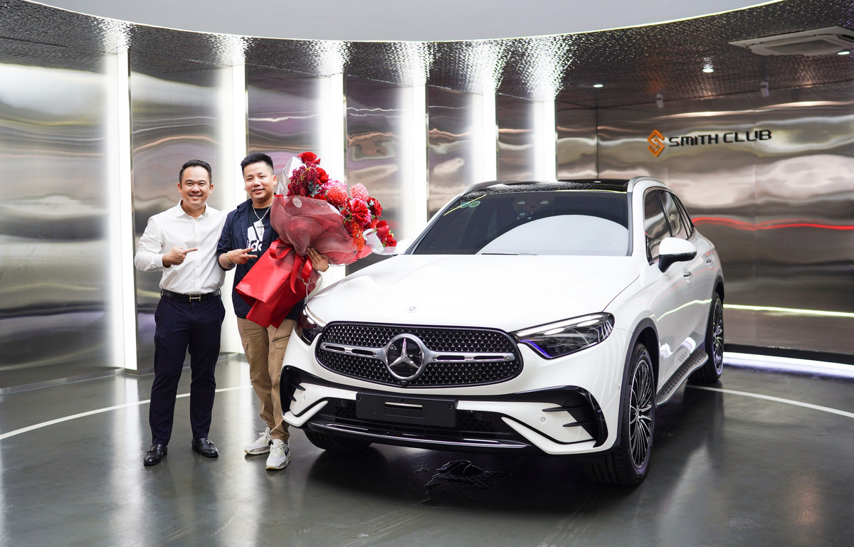 Ngay khi về Việt Nam, Khoa Pug đã lập tức đi chốt đơn chiếc ô tô Mercedes-Benz GLC 300 có giá 3 tỷ. Chiếc xe này không chỉ là phương tiện đi lại mà còn là cơ hội để nam Youtuber thực hiện lời hứa năm xưa.