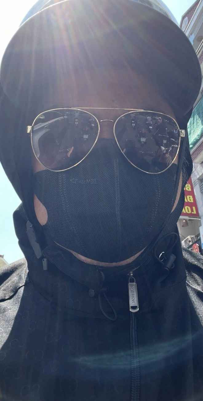 Trong khi đó một cô gái khác cũng chia sẻ cách chống lại cái nắng ở TP.HCM thời gian gần đây. Có thể thấy combo khẩu trang dày + áo khoác chống nắng dày là vật bất li thân.