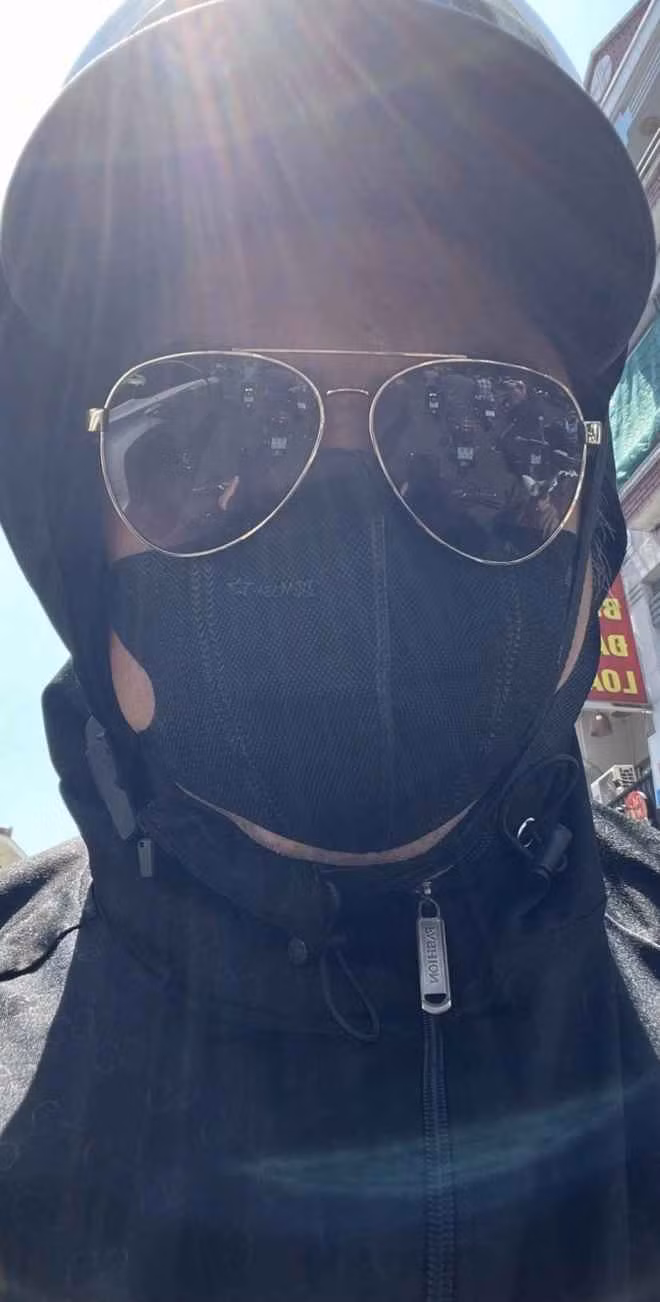 Trong khi đó một cô gái khác cũng chia sẻ cách chống lại cái nắng ở TP.HCM thời gian gần đây. Có thể thấy combo khẩu trang dày + áo khoác chống nắng dày là vật bất li thân.