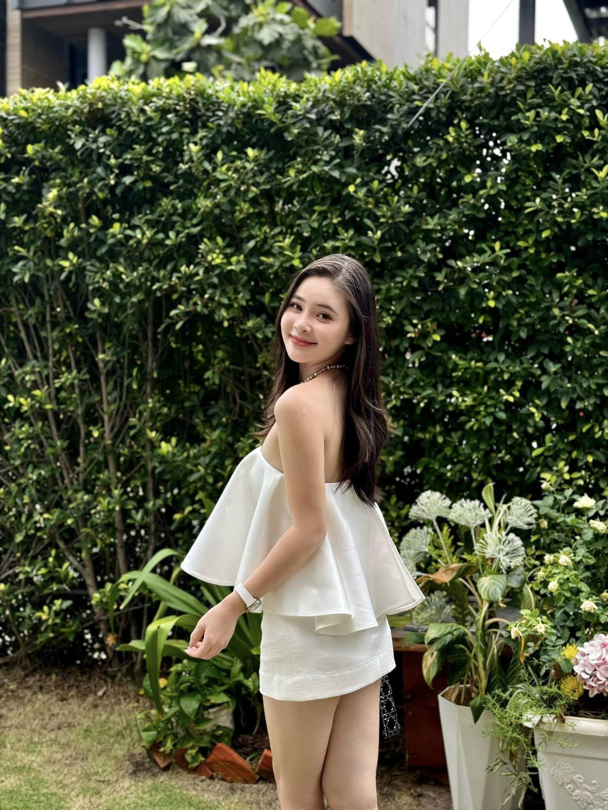 Khoảng vài năm trước, khi đang ngồi trên ghế nhà trường Thái Thảo Nguyên chủ yếu diện những set đồ mang phong cách ngọt ngào, thanh lịch thì khi ở tuổi 26, cô cởi mở hơn, diện nhiều xu hướng thời trang khác nhau.