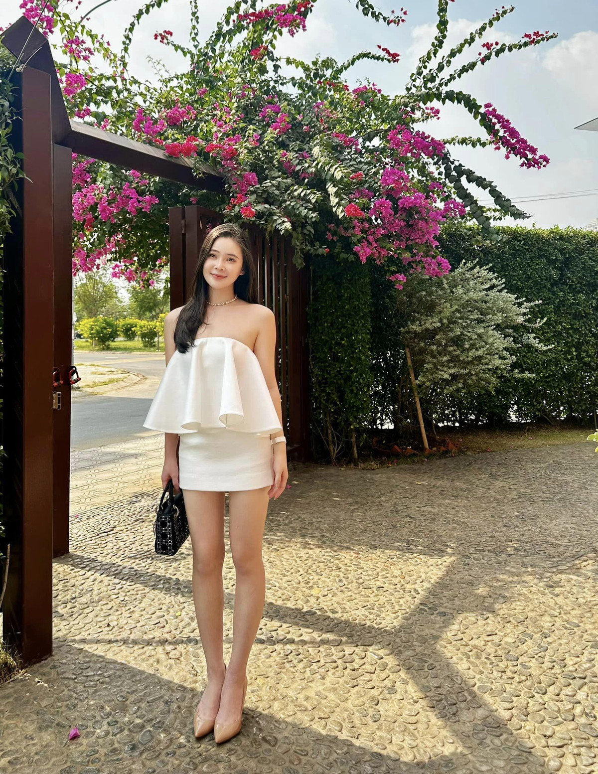 Trong đó, các thiết kế nhằm khoe vẻ đẹp quyến rũ, trưởng thành được hot girl Đà Nẵng ưu tiên hơn cả.