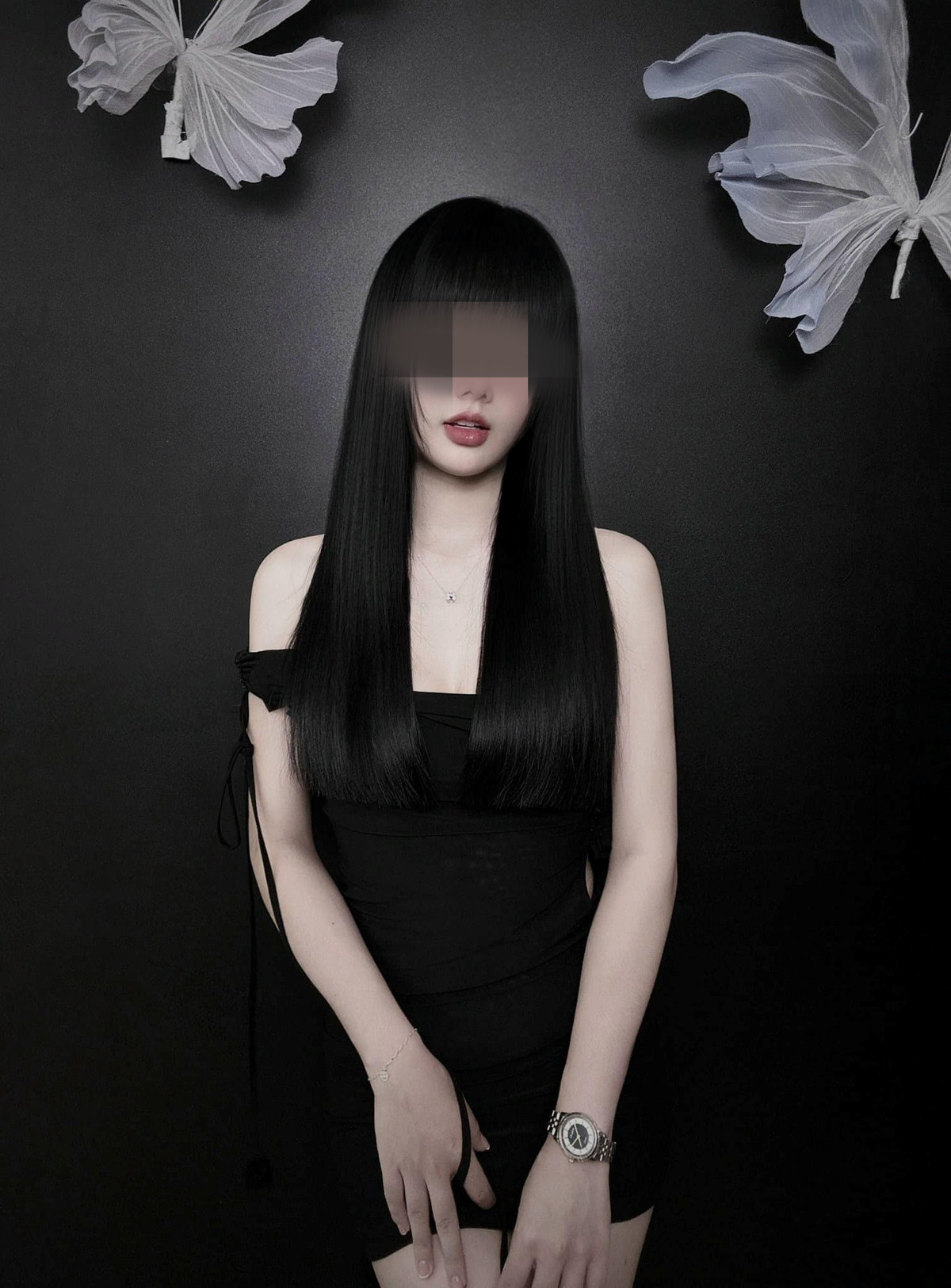 Bên dưới bình luận, cư dân mạng cho rằng sau khi nộp phạt về, H liên tục có thái độ khiêu khích, cợt nhả, coi thường số tiền phạt 7,5 triệu là quá "bèo". Người xem cũng lên án, chỉ trích mạnh mẽ "hiện tượng mạng" kiếm tiền nhờ làm lố này.