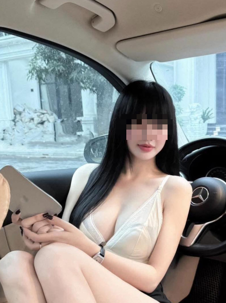 Đa số, cô gái này đều khoe triệt để thế mạnh ngoại hình, ba vòng chuẩn chỉnh, làn da trắng không tì vết.