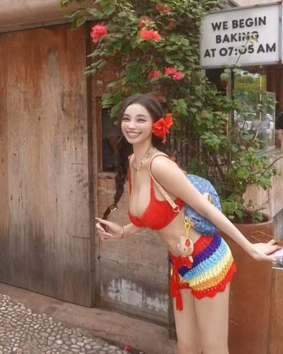 Không biết chính xác số đo vòng 1 là bao nhiêu, tuy nhiên bộ ngực ngoại cỡ chính là thế mạnh của nàng hot girl khiến nhiều người nhớ đến.