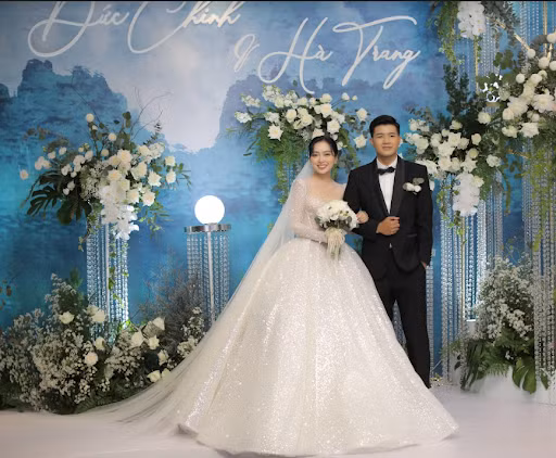 Vừa qua, lễ báo hỷ của cầu thủ Hà Đức Chinh và Mai Hà Trang đã chính thức diễn ra tại Hà Nội với sự quy tụ của đông đảo bạn bè, đồng nghiệp của cô dâu và chú rể.