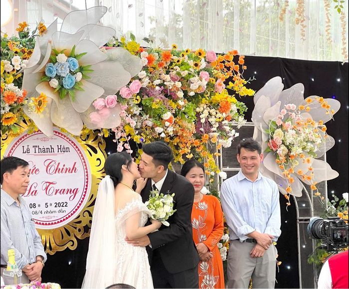 Với hành trình hôn lễ chỉn chu và vẹn toàn, đám cưới của cầu thủ Hà Đức Chinh được xem là một trong những đám cưới ấn tượng của làng bóng đá Việt Nam. Đặc biệt, khác với hai buổi lễ được tổ chức đơn giản trước đó thì lễ báo hỷ hôm nay được đánh giá là "siêu đám cưới" với sự chuẩn bị kỹ càng trong nhiều tháng liền.