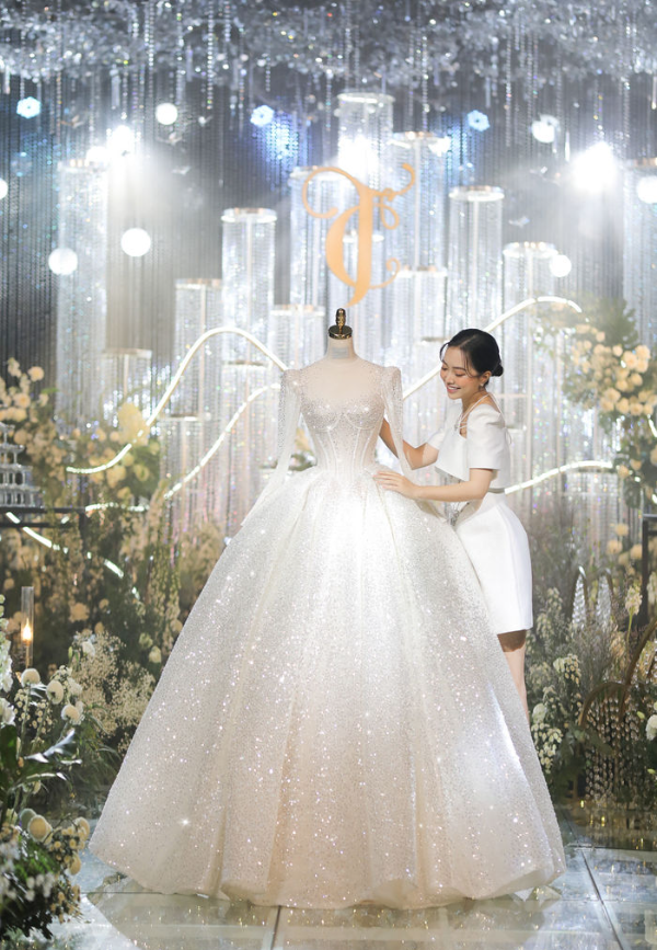 Ấn tượng nhất trong đám cưới Hà Đức Chinh là sự đầu tư kỳ công của nàng dâu Mai Hà Trang vào hai bộ váy cưới để cô có thể xuất hiện lộng lẫy nhất trong đêm tiệc.