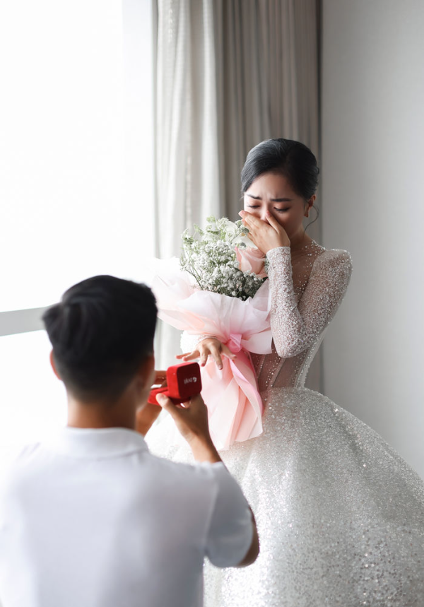 Bên cạnh bộ váy cưới choáng ngợp gần 1 tỷ đồng thì "siêu đám cưới" của cầu thủ Hà Đức Chinh còn thể hiện qua không gian tiệc cưới lung linh được lấy cảm hứng từ câu chuyện cổ tích.