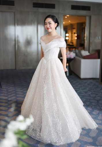 Chất váy của bộ thứ hai của Mai Hà Trang được sử dụng chất liệu vãi mỏng nhẹ giúp cô dâu dễ di chuyển trong khi đãi tiệc nhưng vẫn đảm bảo tôn lên sự đoan trang và dịu dàng của nàng dâu trong ngày trọng đại.