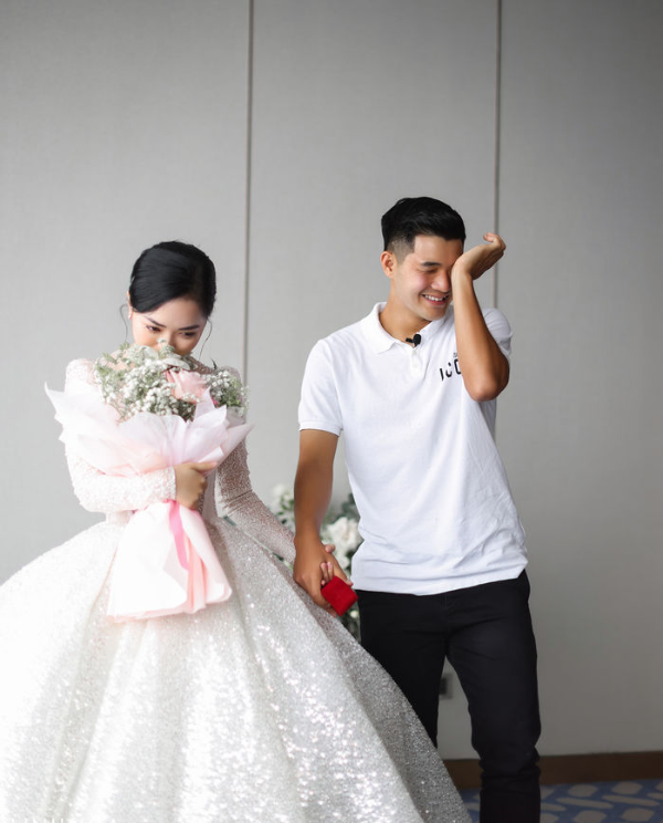 Toàn bộ không gian bữa tiệc của cầu thủ đến từ Phú Thọ được trang trí bằng hoa tươi và pha lê với tông màu chủ đạo là xanh và trắng, tạo không khí vừa lãng mạn vừa huyền ảo.