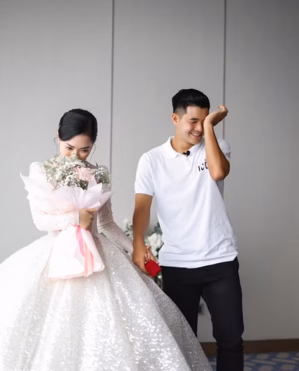 Toàn bộ không gian bữa tiệc của cầu thủ đến từ Phú Thọ được trang trí bằng hoa tươi và pha lê với tông màu chủ đạo là xanh và trắng, tạo không khí vừa lãng mạn vừa huyền ảo.