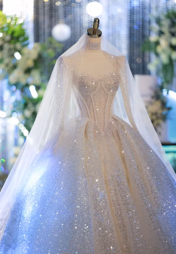 Theo chia sẻ của NTK, chiếc váy cưới của bà xã Hà Đức Chinh dựa trên ý tưởng giấc mơ cổ tích của nàng công chúa nên tổng thể bộ váy sẽ mang lại vẻ đẹp cổ điển phương Tây với chi tiết corset siết eo - một điểm nhấn không thể thiếu của thời trang thế kỷ 18.