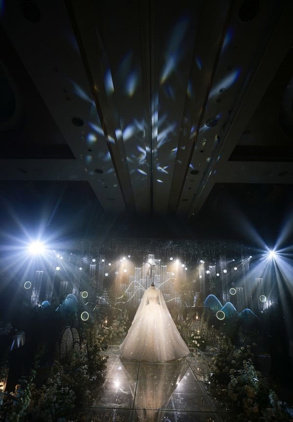 Được biết, cả hai bộ váy đều được thiết kế riêng theo yêu cầu của cô dâu Mai Hà Trang và cần đến hơn 20 nhân công gấp rút thực hiện trong 2 tháng liền. Tổng chi phí cho hai bộ váy là 870 triệu đồng, trong đó riêng chiếc váy công chúa diện khi làm lễ có giá 650 triệu đồng.