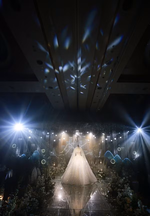 Được biết, cả hai bộ váy đều được thiết kế riêng theo yêu cầu của cô dâu Mai Hà Trang và cần đến hơn 20 nhân công gấp rút thực hiện trong 2 tháng liền. Tổng chi phí cho hai bộ váy là 870 triệu đồng, trong đó riêng chiếc váy công chúa diện khi làm lễ có giá 650 triệu đồng.