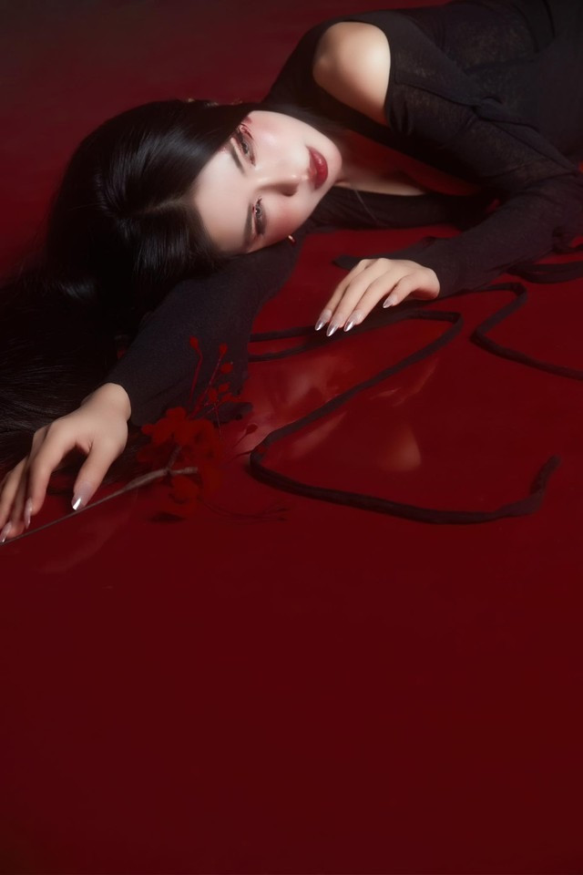 Những đường cắt xẻ tinh tế không chỉ giúp cô khoe được vẻ đẹp hình thể đôi chân thon dài, vòng 1 lấp ló, mà còn thể hiện sự táo bạo, đầy tự tin của một MC hàng đầu.