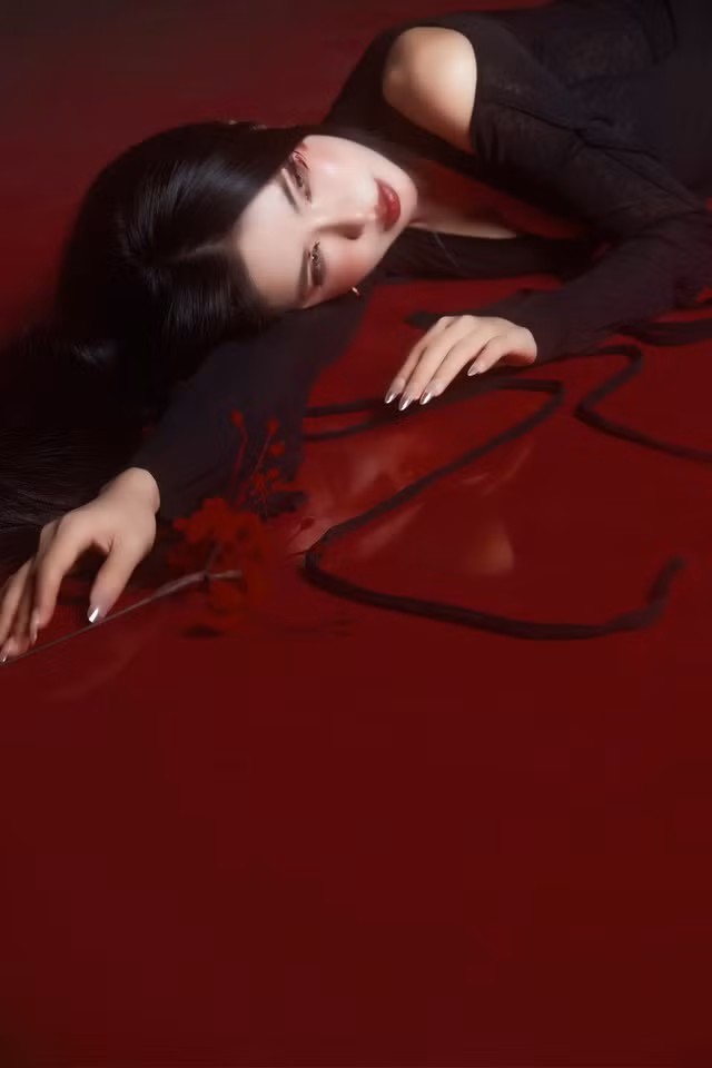 Những đường cắt xẻ tinh tế không chỉ giúp cô khoe được vẻ đẹp hình thể đôi chân thon dài, vòng 1 lấp ló, mà còn thể hiện sự táo bạo, đầy tự tin của một MC hàng đầu.