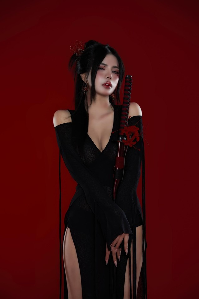 Mỗi lần Mai Dora xuất hiện đều mang đến một làn gió mới, chưa bao giờ khiến người hâm mộ phải thất vọng. Và lần này, nữ MC lại tiếp tục làm "nóng" mọi mặt trận với thiết kế cắt xẻ đầy táo bạo, khiến người xem không thể rời mắt.