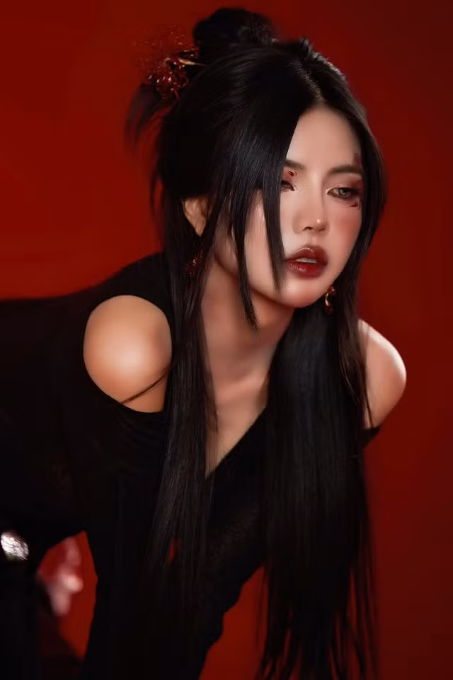 Với mỗi lần xuất hiện, Mai Dora mang đến một thông điệp về sự tự do, phá cách và không ngừng sáng tạo trong phong cách.